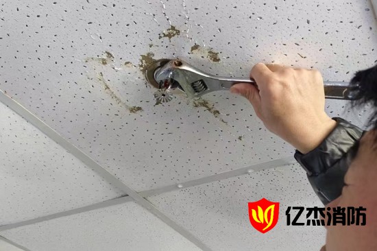 消防噴淋頭漏水了？可以自己更換嗎？